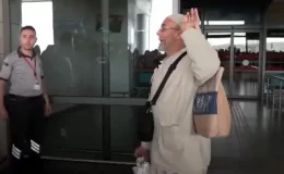 Hacdan dönen anne ve babasını ayaklarına kapanarak karşıladı