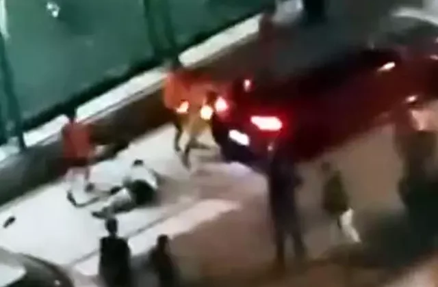 Halı sahada kavga: Önce bıçakladılar sonra ezmeye çalıştılar