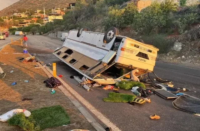 Hatay’da midibüs devrildi: 25 yaralı