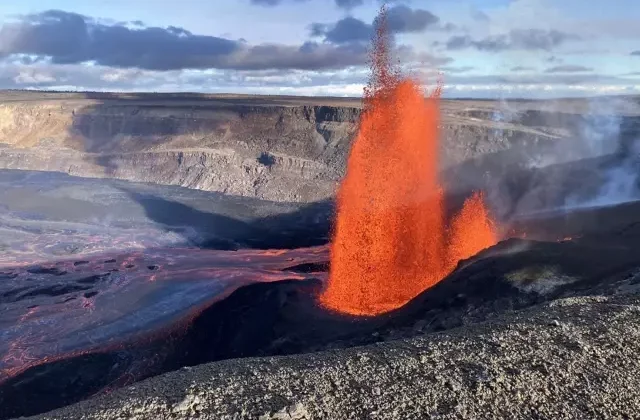 Hawaii’de Kilauea Yanardağı lav püskürtmeye devam ediyor