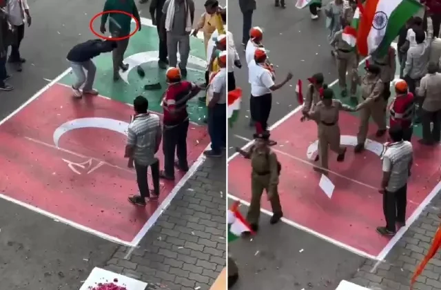 Hindistan’da skandal görüntü! Türk ve Pakistan bayraklarını çiğnediler