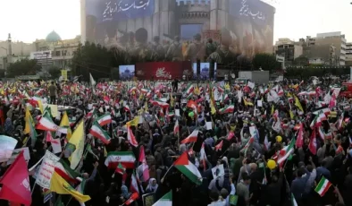 İran’da meydanlara dökülen binlerce kişi “intikam, intikam” sloganları attı