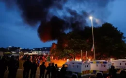 İrlanda’da cinsel saldırı iddiası sonrası sokaklar savaş alanına döndü