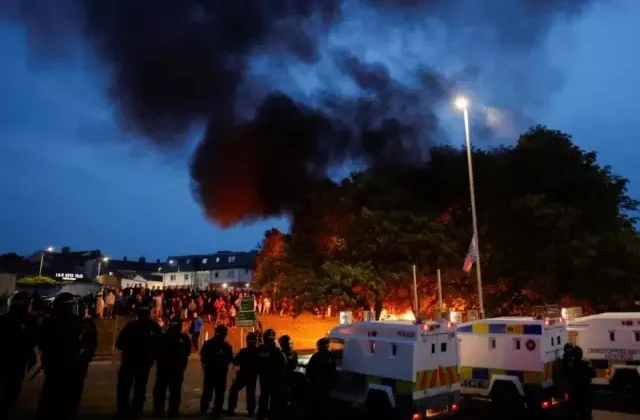 İrlanda’da cinsel saldırı iddiası sonrası sokaklar savaş alanına döndü