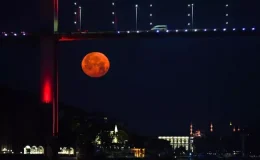 İstanbul’da yıllar sonra “Çilek Dolunayı” görüldü! Mest eden görüntüler