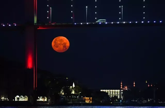 İstanbul’da yıllar sonra “Çilek Dolunayı” görüldü! Mest eden görüntüler