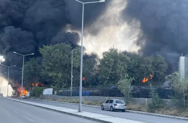 İzmir’de fabrika yangını! Patlamalar yaşandı, hastane tahliye edildi