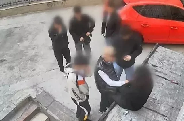 Kadıköy’de bıçak zoruyla kolye gasp eden 17 yaşındaki çocuk, silah teşhirinden tutuklandı