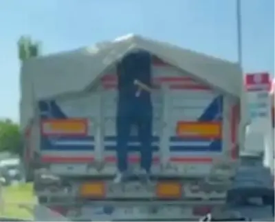 Kırmızı ışıkta duran kamyondan karpuz çaldı