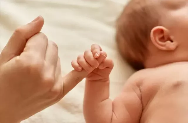 Konya’da 10 günlük bebek cami avlusuna terk edildi