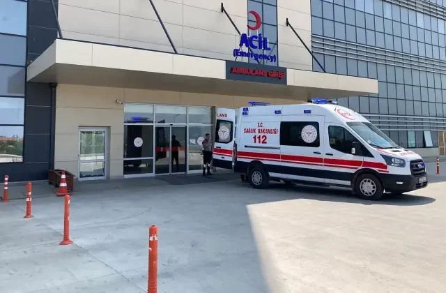 Kurban eti çekerken kıyma makinesine elini kaptıran genç kız ağır yaralandı