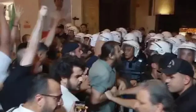 Leman dergisi önünde protesto! Polis ile göstericiler arasında arbede