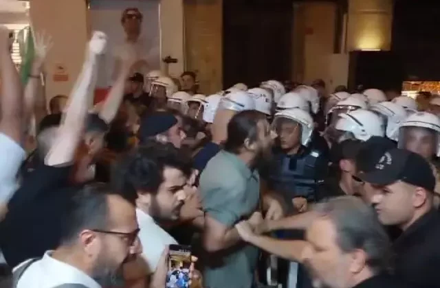 Leman dergisi önünde protesto! Polis ile göstericiler arasında arbede