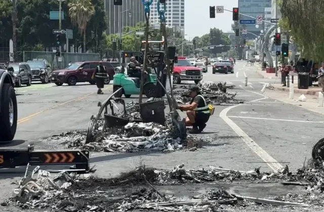 Los Angeles’taki protestolarda yakılan araçların enkaz kaldırma çalışmaları görüntülendi
