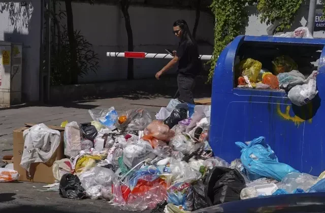 Maaş alamayan belediye çalışanları iş bıraktı, sokaklarda çöpler dağ oldu