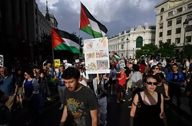 Madrid’de binlerce kişi Gazze için yürüdü