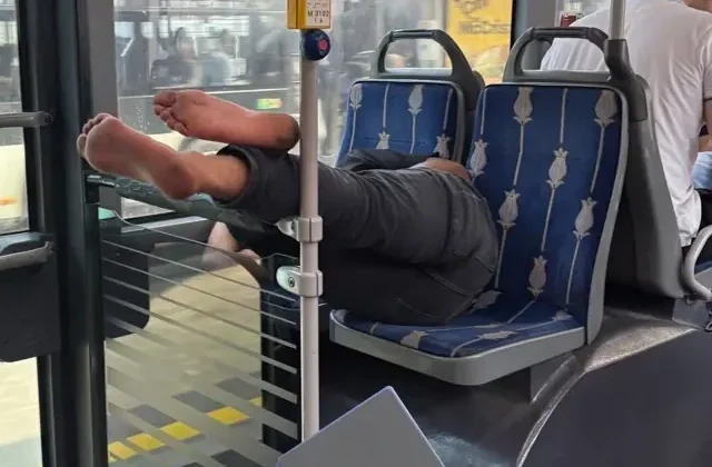 Metrobüste pes dedirten görüntü