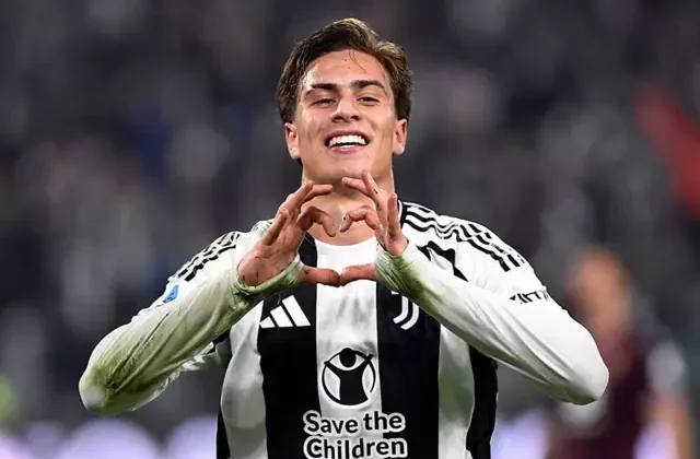 Milli futbolcu Kenan Yıldız gönlünü güzel modele kaptırdı