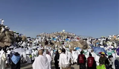 Milyonlarca hacı adayı Arafat’ta! Yoğunluk yaşandı