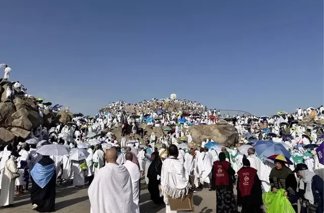 Milyonlarca hacı adayı Arafat’ta! Yoğunluk yaşandı
