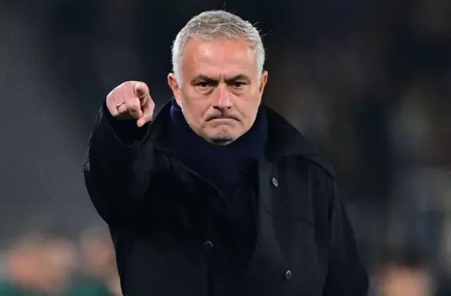 Mourinho devreye girdi! 3 yıldız isimle zoom üzerinden görüştü