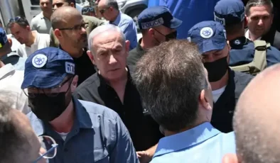 Netanyahu, İran’ın enkaza çevirdiği Bat Yam kentinde görüntülendi