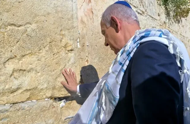 Netanyahu, Trump’a Ağlama Duvarı’nda dua etti, dünyanın beklediği mesajı da verdi