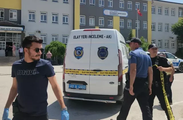 Okulda silahlı saldırıya uğrayan öğretmen hayatını kaybetti