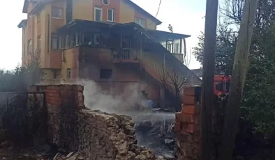 Otları temizlemek isterken komşusunun evini yaktı