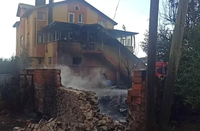 Otları temizlemek isterken komşusunun evini yaktı