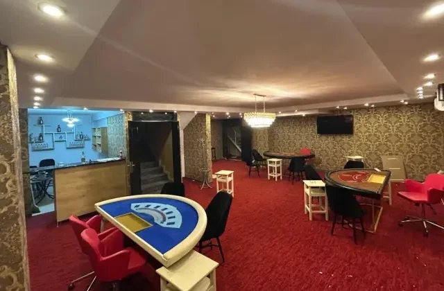 Özel okul yanında kumarhane! Tavanı cephaneye çevirmişler