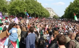 Paris’te on binlerce kişi Madleen aktivistlerinin serbest bırakılması için toplandı