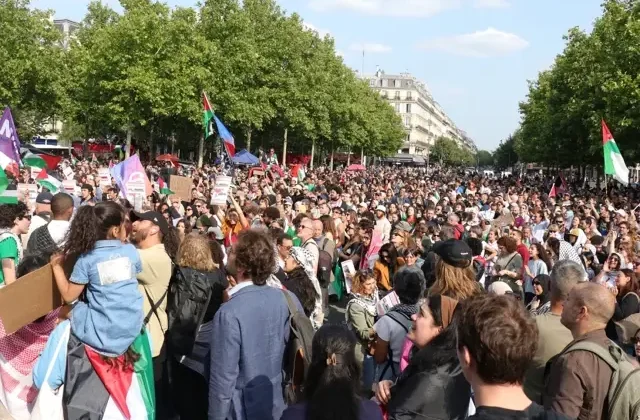 Paris’te on binlerce kişi Madleen aktivistlerinin serbest bırakılması için toplandı