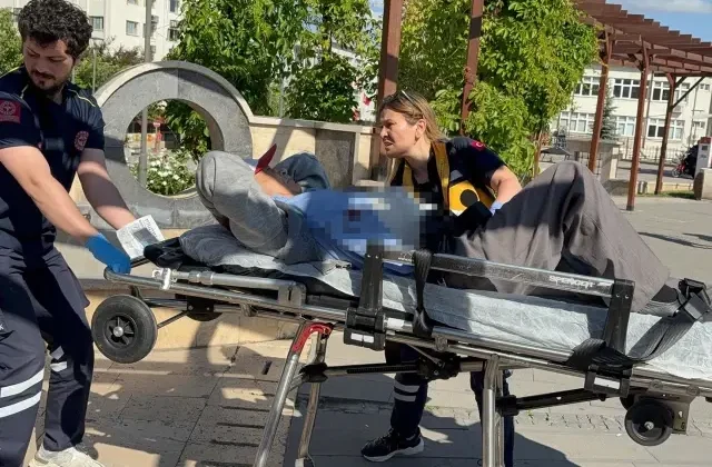 Parkta dört yerinden bıçaklanarak yaralandı