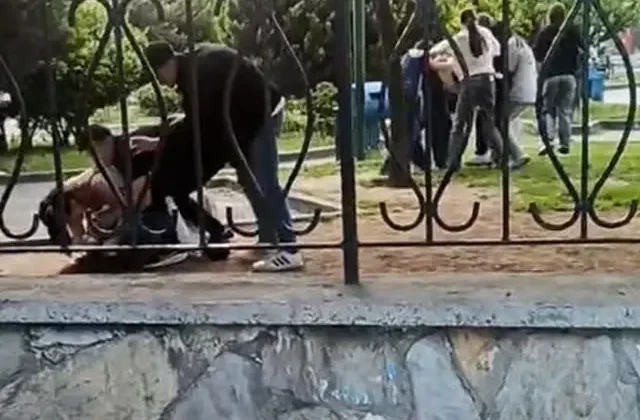 Parkta kızların da olduğu 3 grup birbirlerine acımasızca vurdu