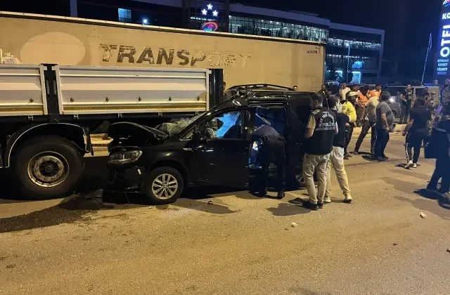 PÖH öğrencilerinin bulunduğu araç tıra çarptı! 2 kişi hayatını kaybetti, 3 kişi yaralandı