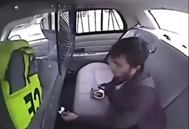Polis aracından kaçmak istedi, sonu korkunç bitti