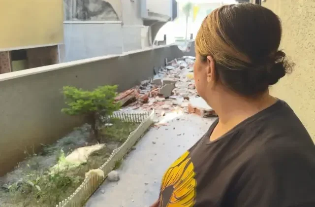 Röportaj sırasında binadan beton blok düştü
