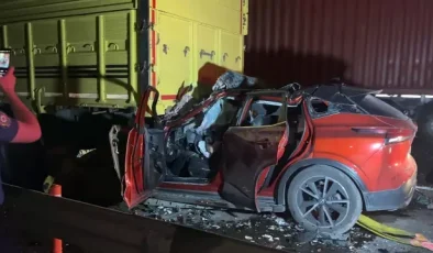 Sakarya’da korkunç kaza: Cip kamyona saplandı, sürücü hayatını kaybetti