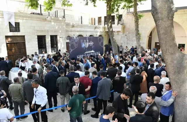 Şanlıurfa’da bayram coşkusu: Bayramlaşma törenine çok sayıda kişi katıldı