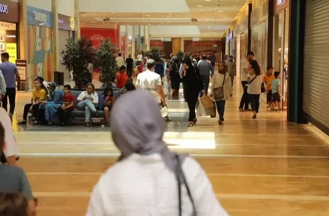 Şehrin en büyük AVM’sinde 18 aracın lastikleri bıçakla kesildi