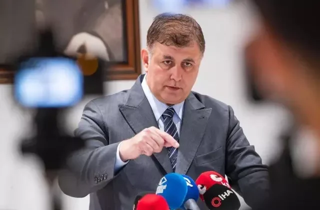 Sendikayı hedef alan Cemil Tugay: 1030 belediye çalışanını işten çıkaracağız