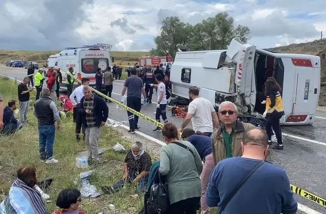 Taziye dönüşü midibüs şarampole devrildi: 2 ölü, 27 yaralı