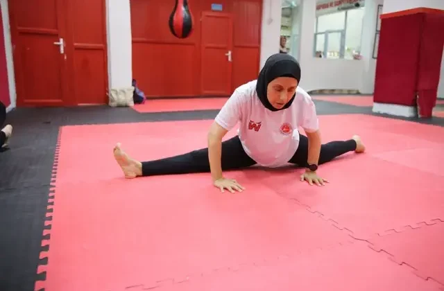 Tek böbrekle spor yapamazsın dediler! Oğluna böbreğini veren kadın sporcudan kick boksta dev başarı