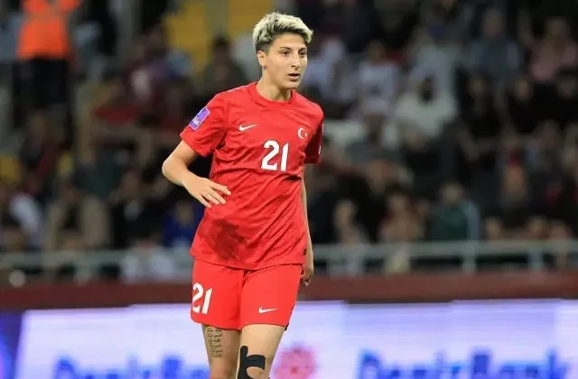 Türk yıldız Kader Hançar, yurt dışına transfer oldu