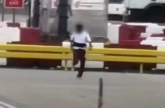 Uçak pistinde polisten kurtulmayı başardı ama sınır dışı edilmekten kurtulamadı