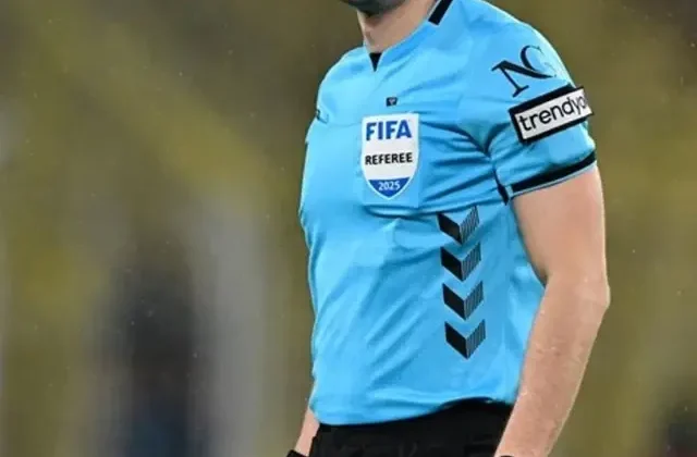 VAR olmayan maçta eli kulağına gitti! Türk hakemden Avrupa’yı ayağa kaldıran hata