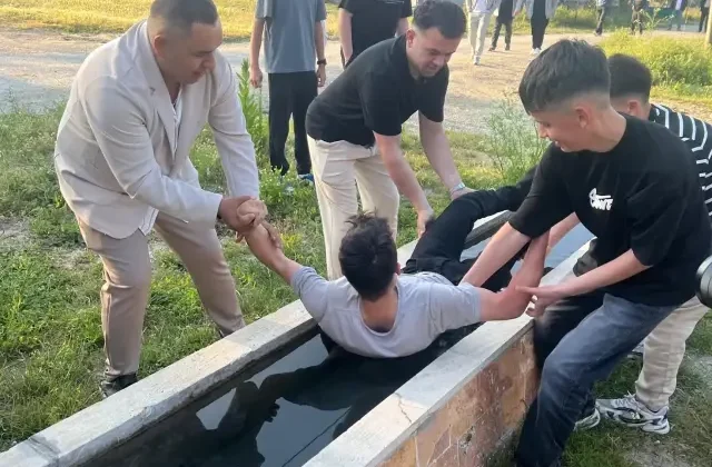 Yarım asırlık gelenek! Bayram namazına gelmeyenleri buz gibi suda uyandırıyorlar