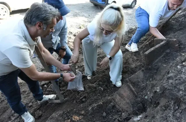 Yol çalışmasında kepçeye takıldı, hemen incelemeye alındı