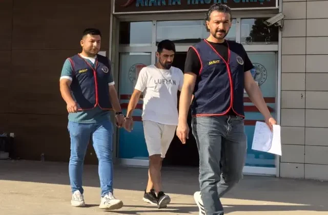 11 yıl hapis cezasıyla aranıyordu, kafede çay içerken yakalandı